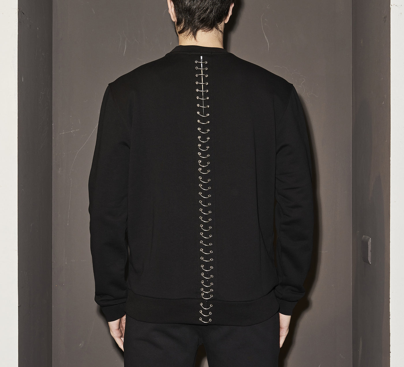 LHB2521008  Roundneck back piercing sweatshirt