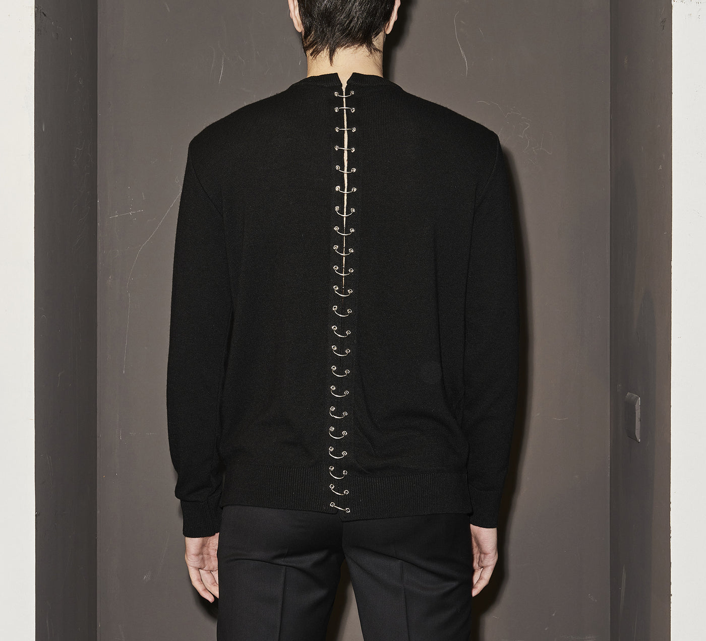 LHB2523001  Roundneck Piercing Back Sweater